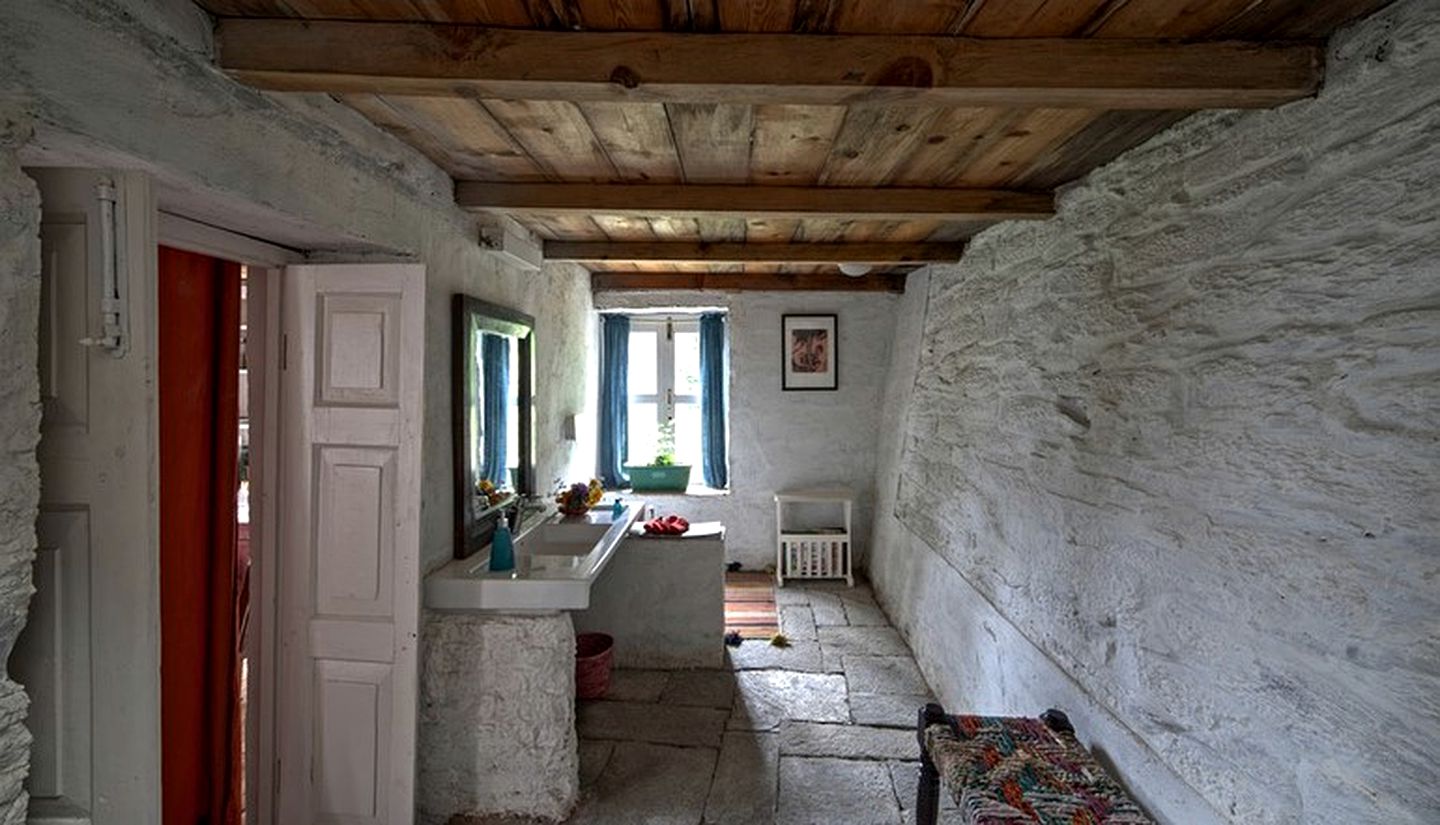 Two-Story Luxury Cottage with Private Balcony & Veranda in the Himalayas, India