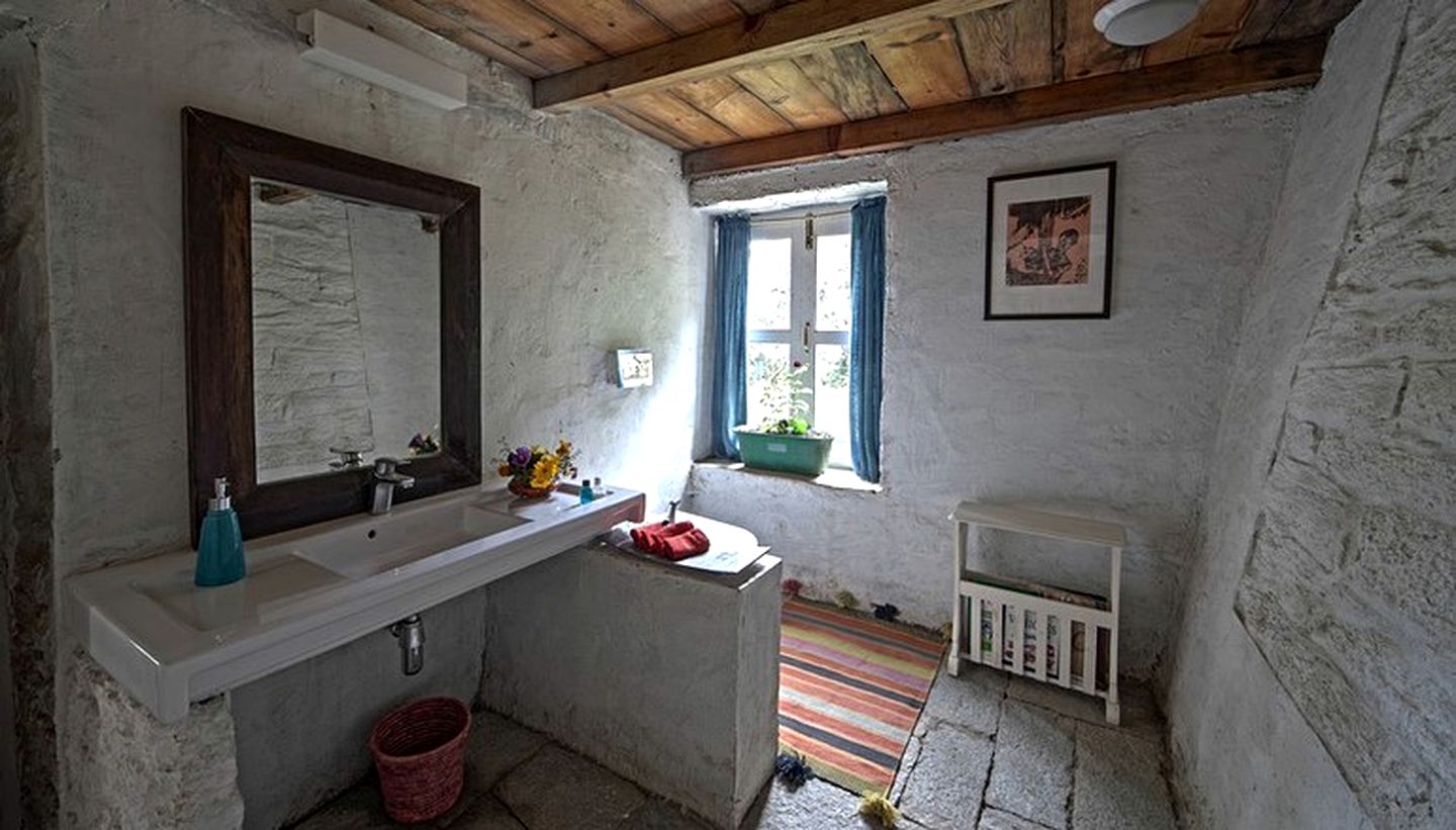 Two-Story Luxury Cottage with Private Balcony & Veranda in the Himalayas, India