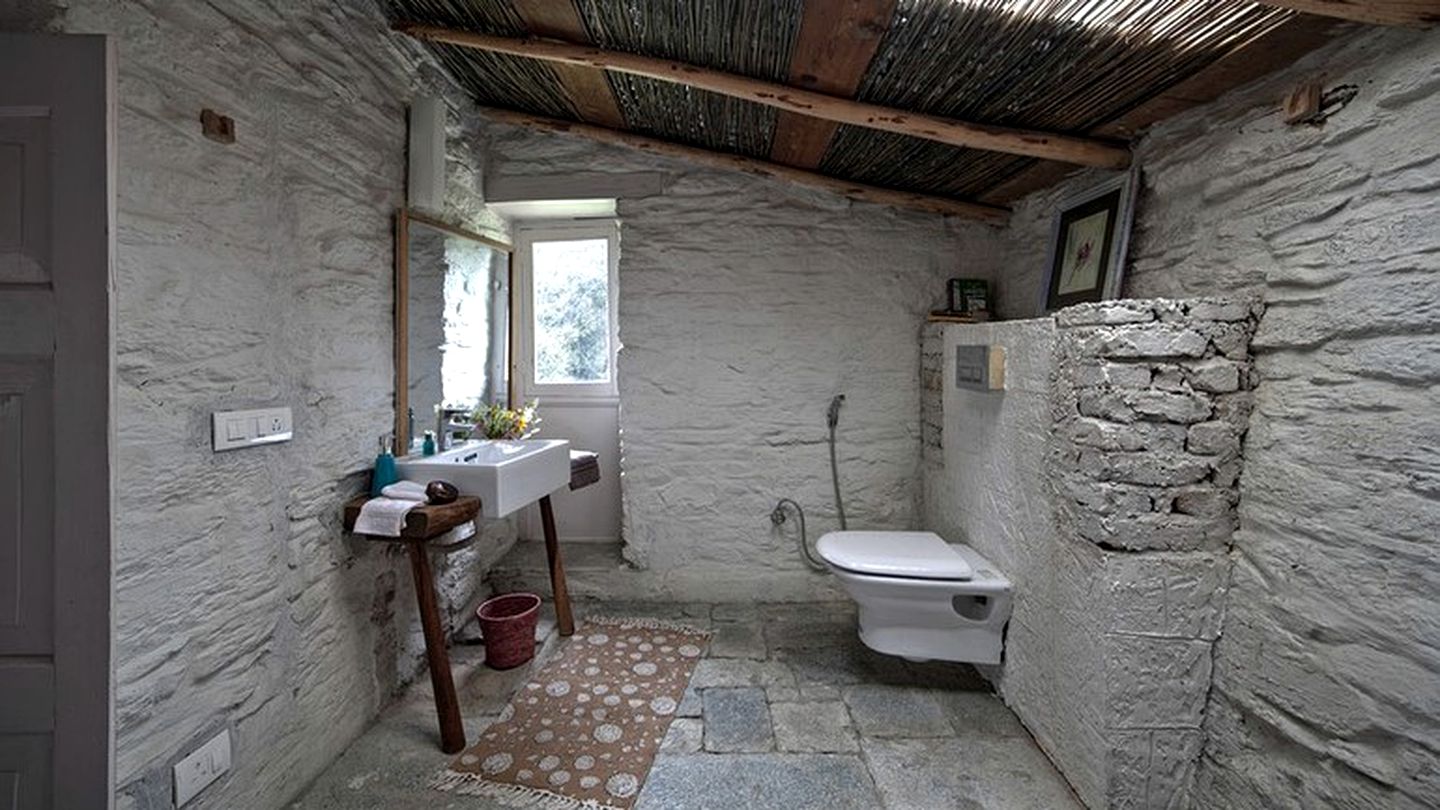 Two-Story Luxury Cottage with Private Balcony & Veranda in the Himalayas, India