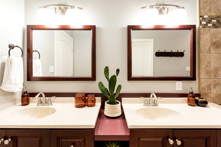 Cabins (Dripping Springs, Texas, United States)