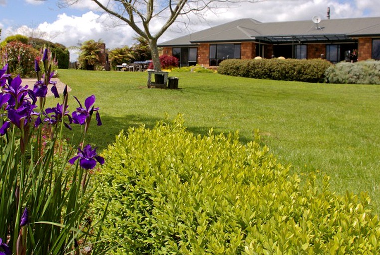 Nature Lodges (Ngahinapouri, North Island, New Zealand)