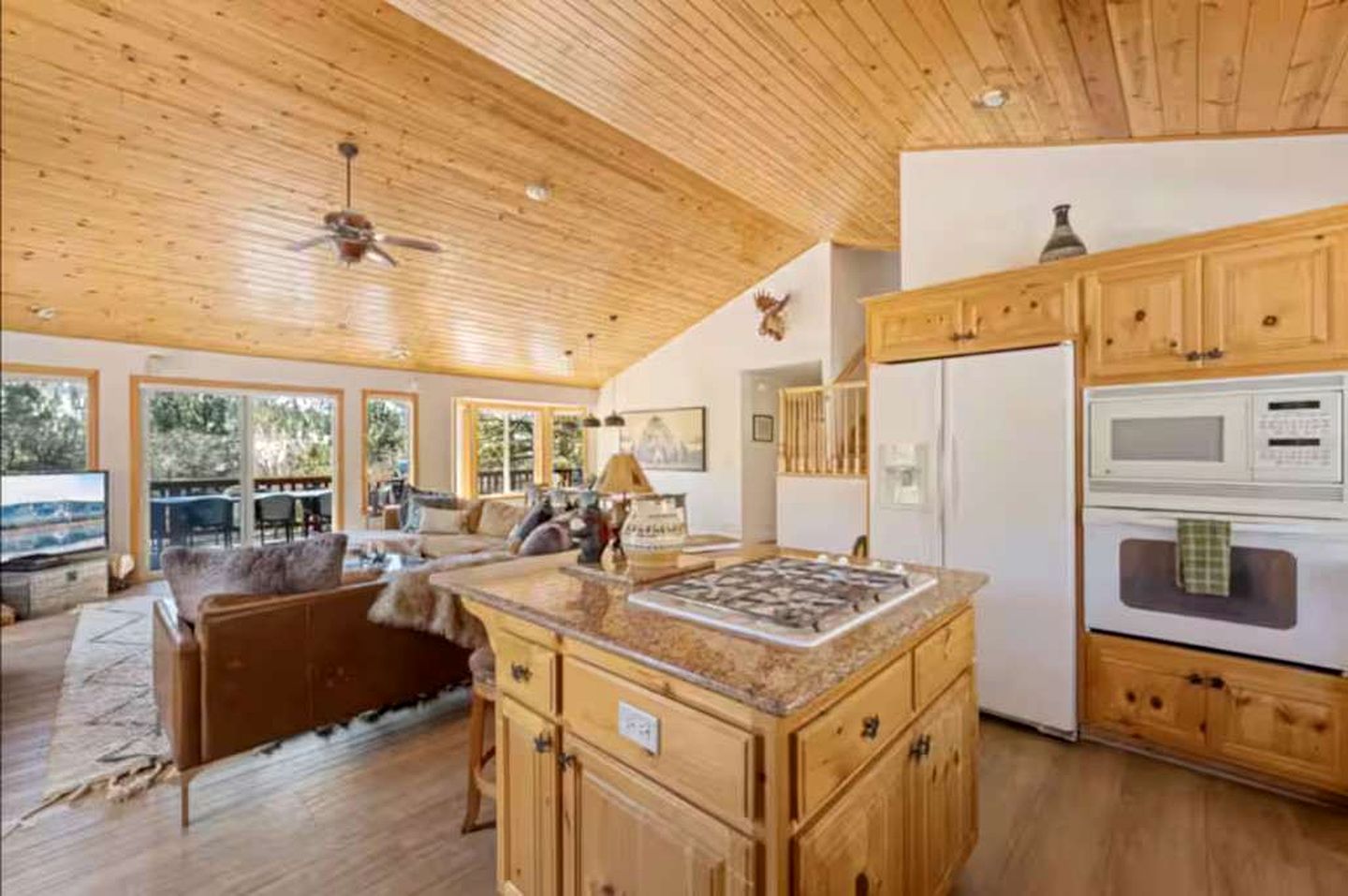 Ultimate Comfort: Cabin with Hot Tub near Big Bear Lake, California