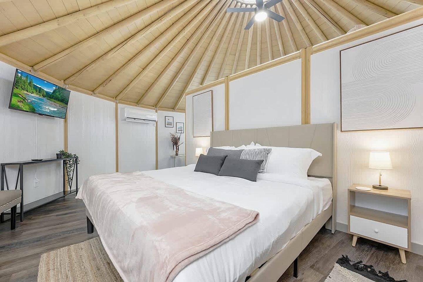 Spacious Luxury Yurt-Cabin Retreat with Private Hot Tubs and Outdoor Entertainment Near Canyon Lake, TX