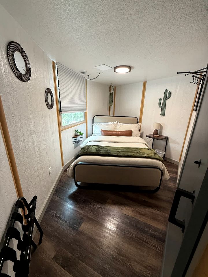 Spacious Luxury Yurt-Cabin Retreat with Private Hot Tubs and Outdoor Entertainment Near Canyon Lake, TX