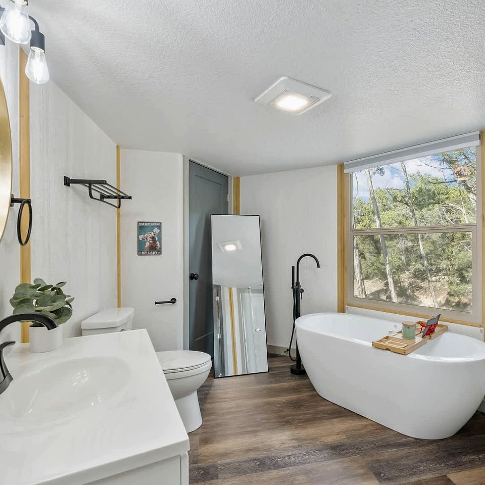 Spacious Luxury Yurt-Cabin Retreat with Private Hot Tubs and Outdoor Entertainment Near Canyon Lake, TX