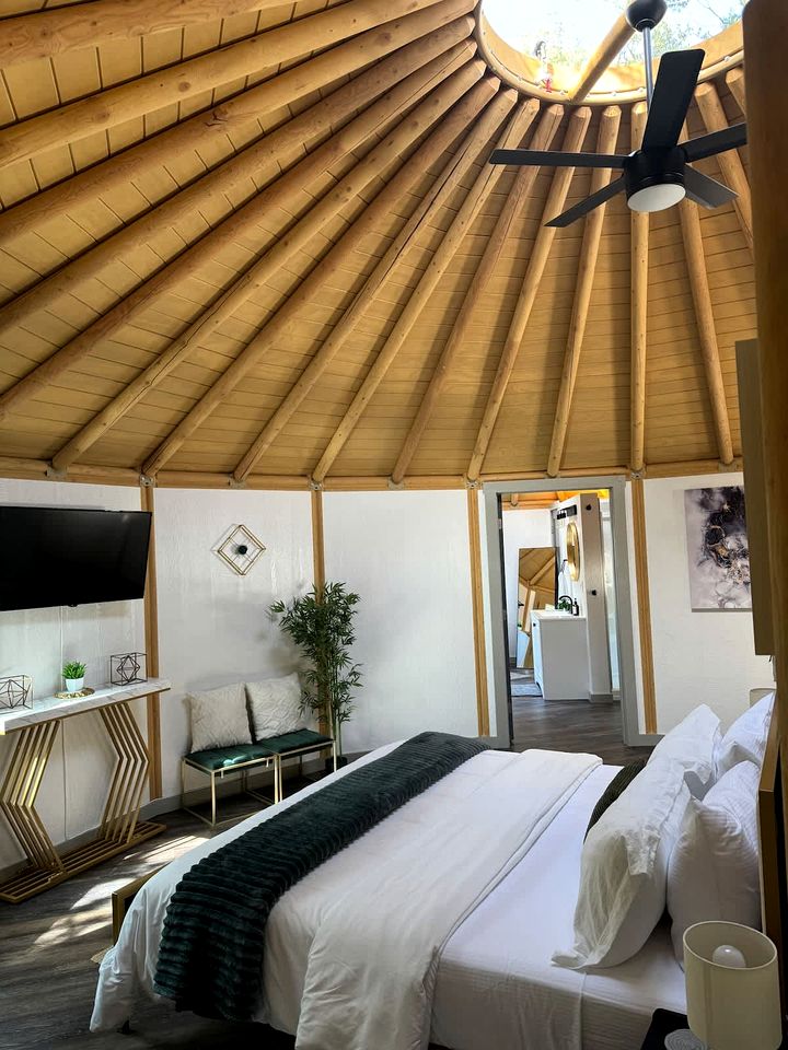 Spacious Luxury Yurt-Cabin Retreat with Private Hot Tubs and Outdoor Entertainment Near Canyon Lake, TX