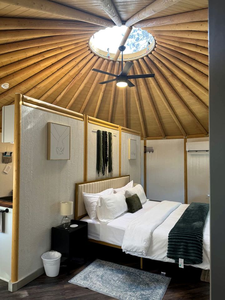 Spacious Luxury Yurt-Cabin Retreat with Private Hot Tubs and Outdoor Entertainment Near Canyon Lake, TX