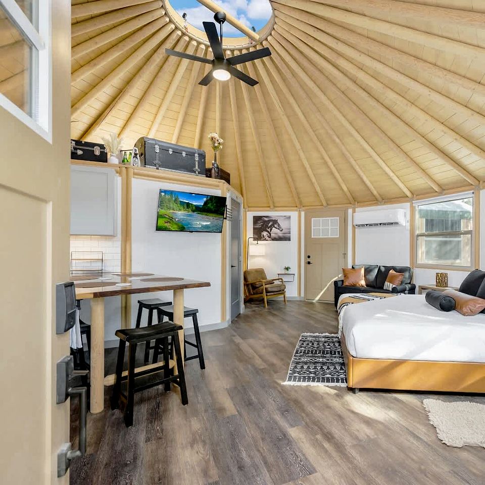 Spacious Luxury Yurt-Cabin Retreat with Private Hot Tubs and Outdoor Entertainment Near Canyon Lake, TX