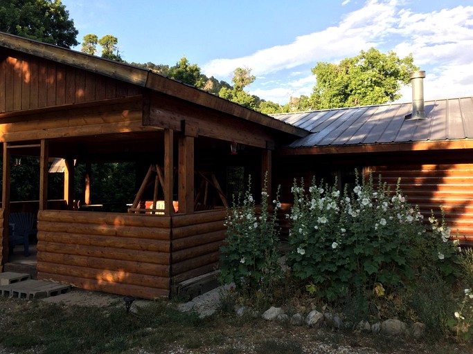 Ultimate Zion/Bryce retreat Secluded Cabin on Horse Ranch, Log Cabins