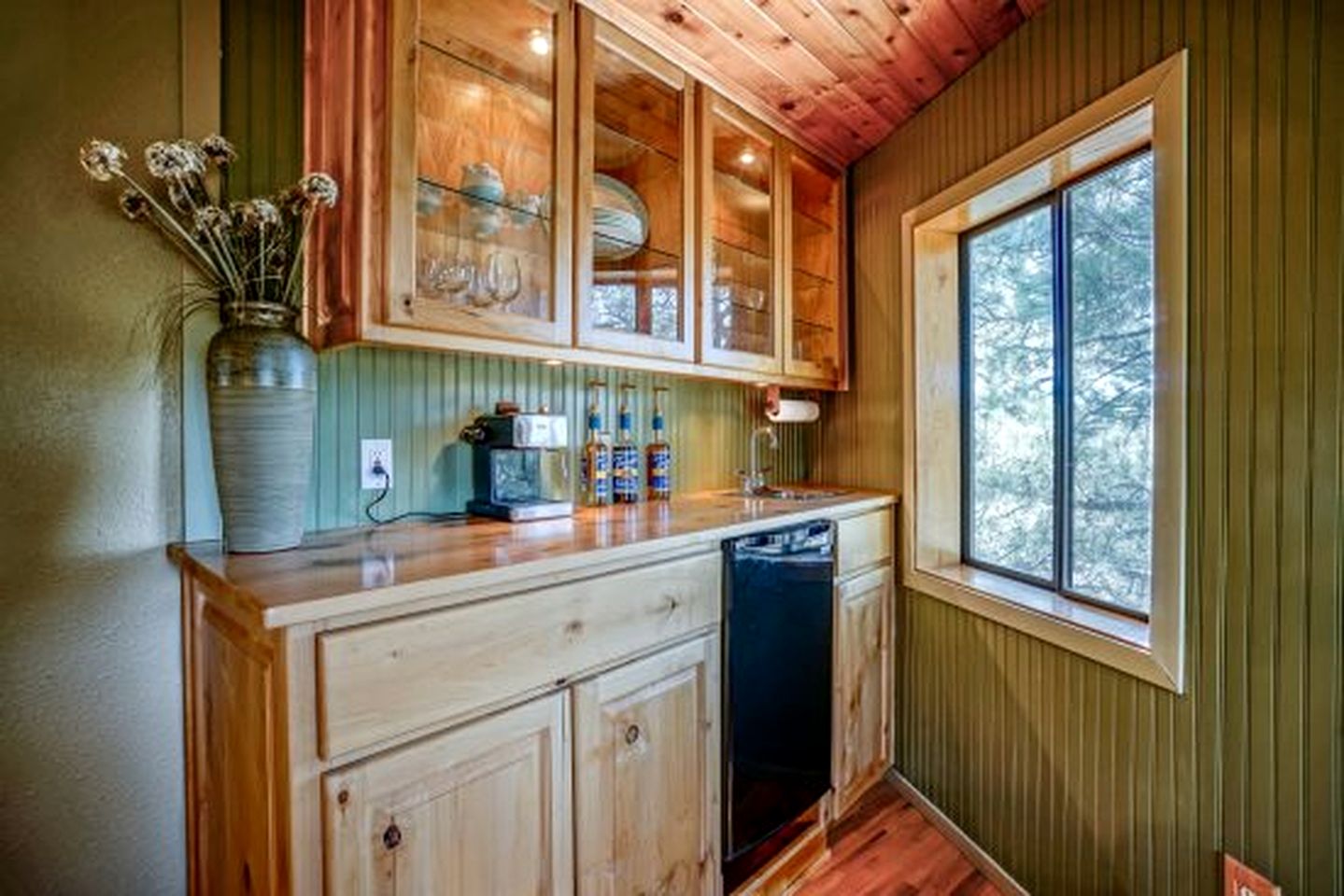 Spacious and Unique Cottage with a Treehouse in Williams, Arizona, Perfect for a Family-Friendly Trip to the Grand Canyon