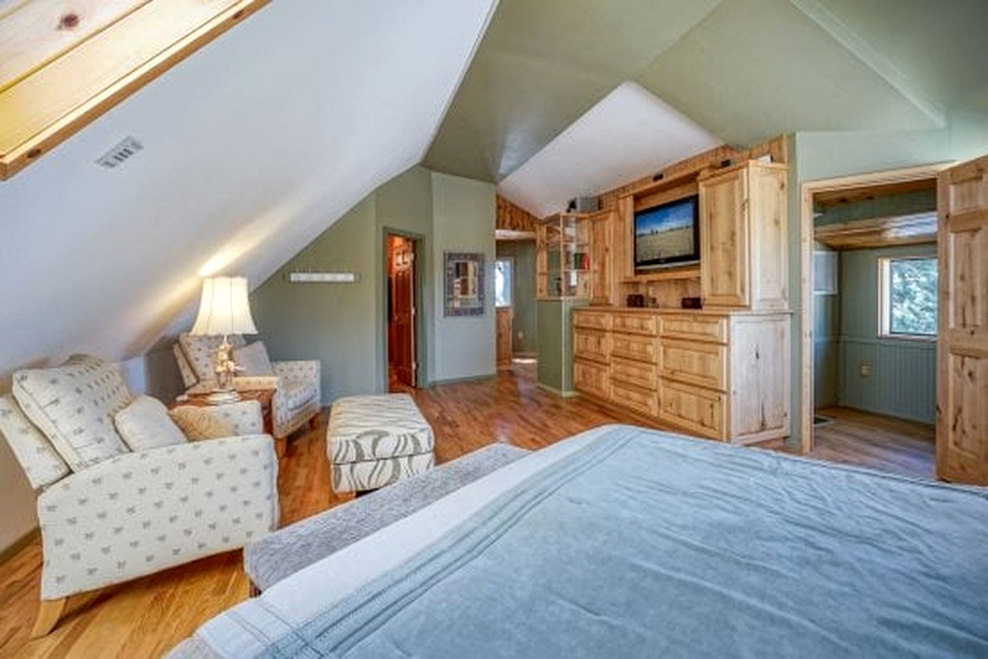 Spacious and Unique Cottage with a Treehouse in Williams, Arizona, Perfect for a Family-Friendly Trip to the Grand Canyon