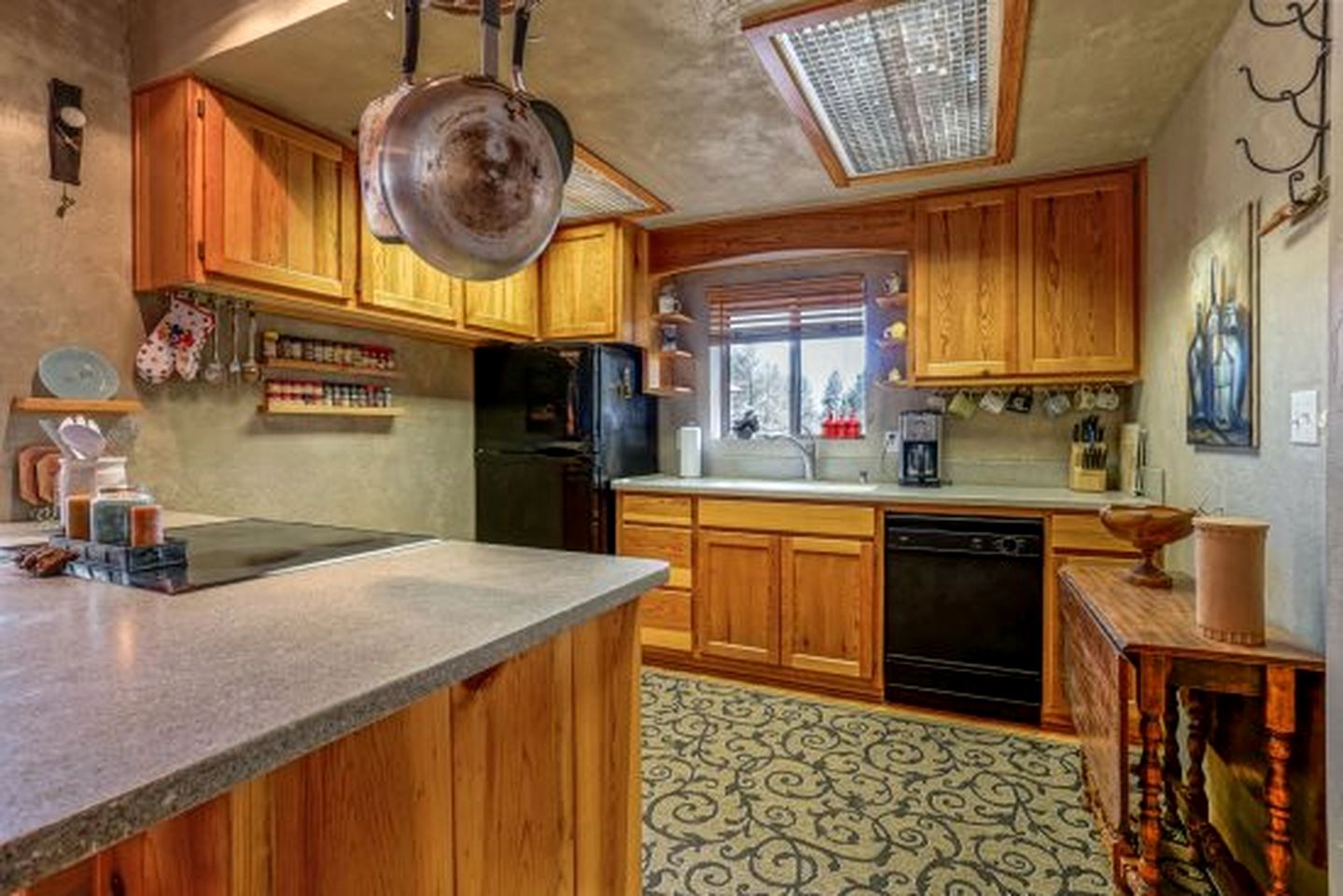 Spacious and Unique Cottage with a Treehouse in Williams, Arizona, Perfect for a Family-Friendly Trip to the Grand Canyon