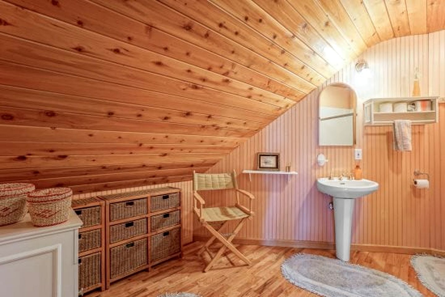 Spacious and Unique Cottage with a Treehouse in Williams, Arizona, Perfect for a Family-Friendly Trip to the Grand Canyon