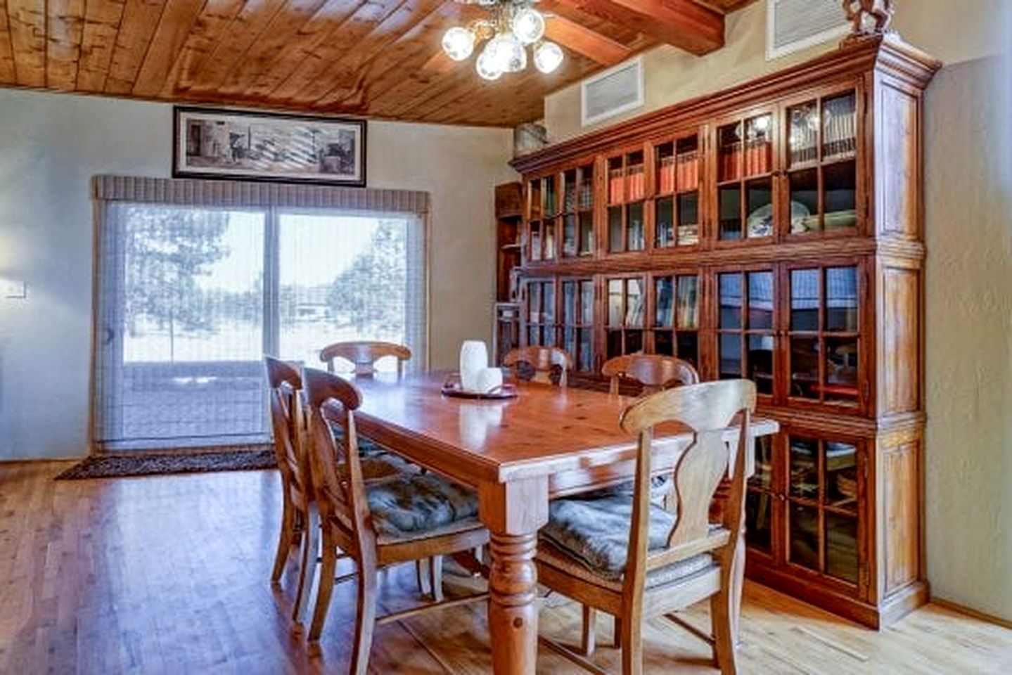 Spacious and Unique Cottage with a Treehouse in Williams, Arizona, Perfect for a Family-Friendly Trip to the Grand Canyon