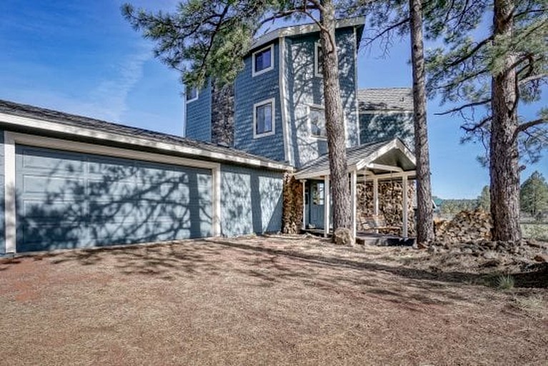 Spacious and Unique Cottage with a Treehouse in Williams, Arizona, Perfect for a Family-Friendly Trip to the Grand Canyon