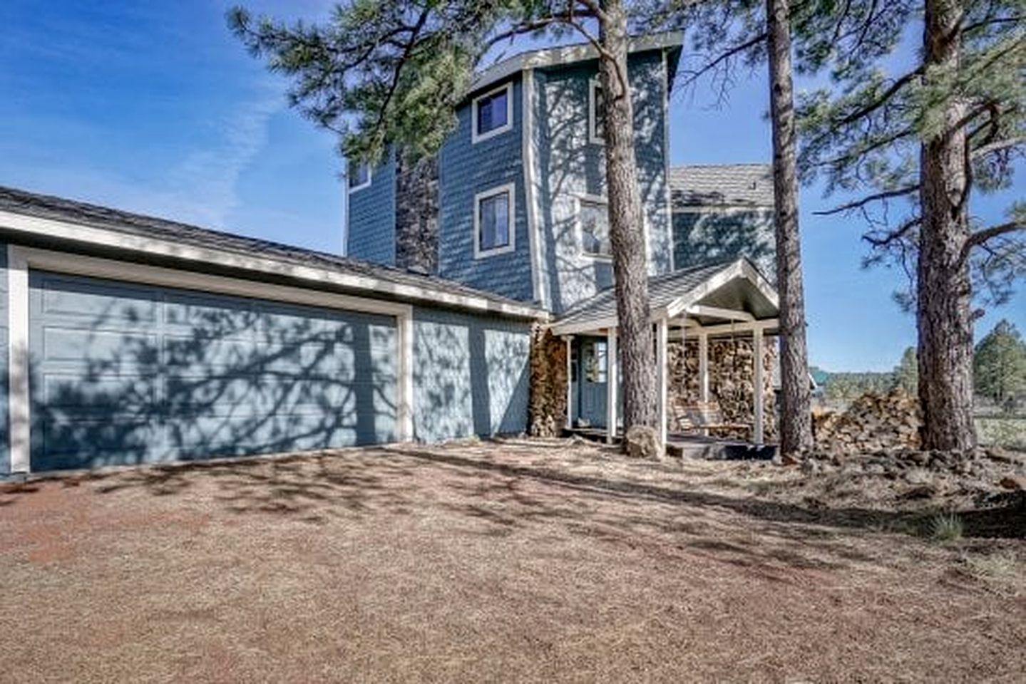 Spacious and Unique Cottage with a Treehouse in Williams, Arizona, Perfect for a Family-Friendly Trip to the Grand Canyon