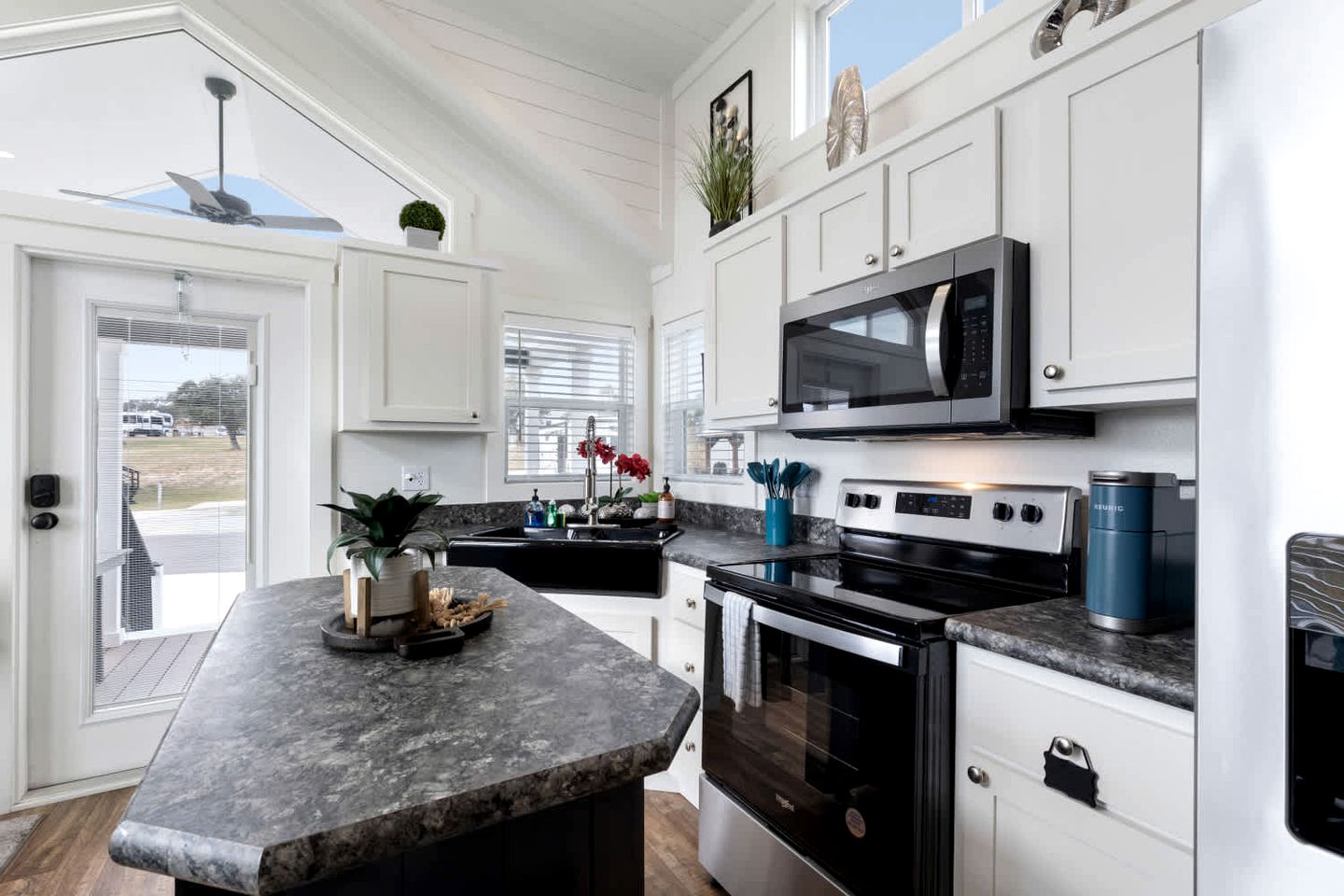 Serene Hill Country Tiny Home with Vineyard Views Near Fredericksburg, Texas