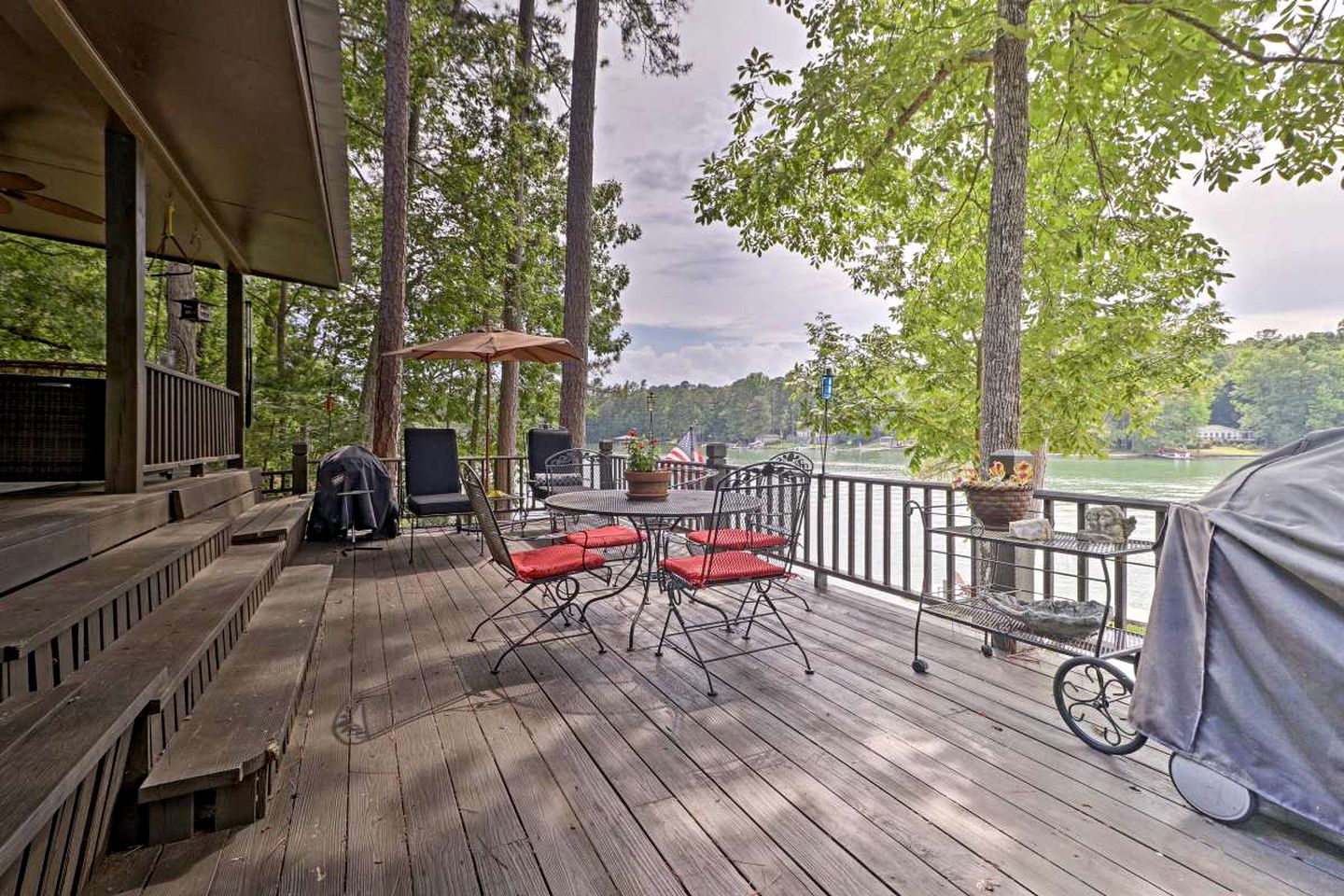 Delightful Waterfront Cabin Rental Overlooking Lake Martin, Elmore County, Alabama