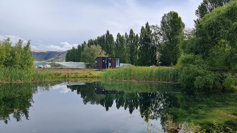 Riverfront Tiny House Perfect for a Couple Getaway in Clyde, South Island
