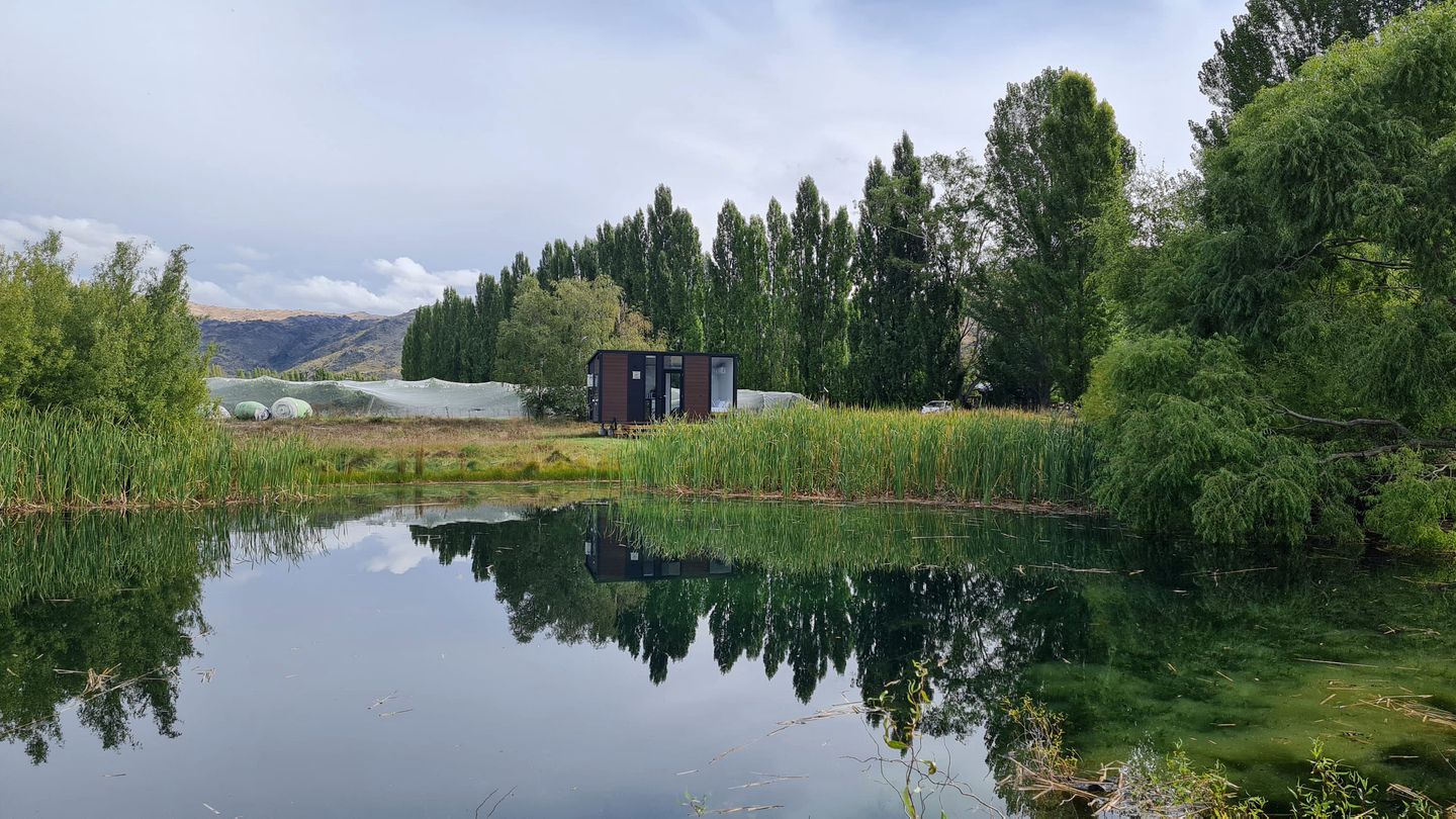 Riverfront Tiny House Perfect for a Couple Getaway in Clyde, South Island