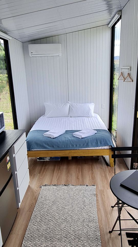 Riverfront Tiny House Perfect for a Couple Getaway in Clyde, South Island