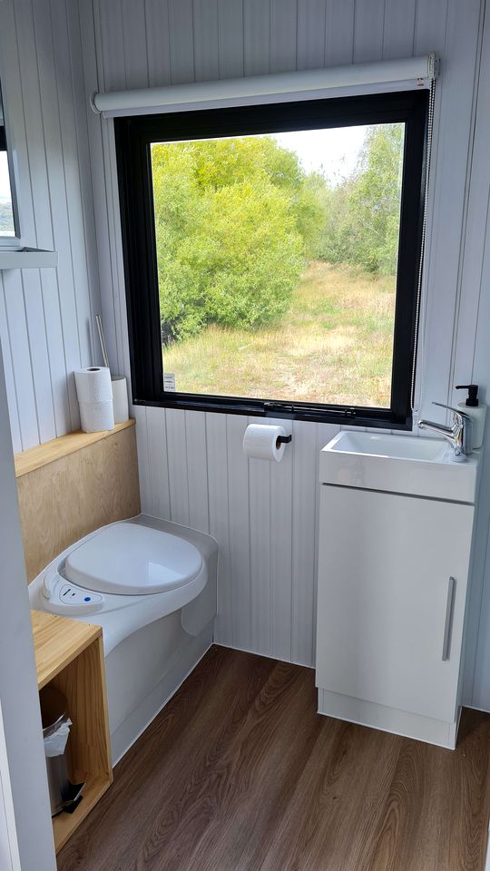 Riverfront Tiny House Perfect for a Couple Getaway in Clyde, South Island