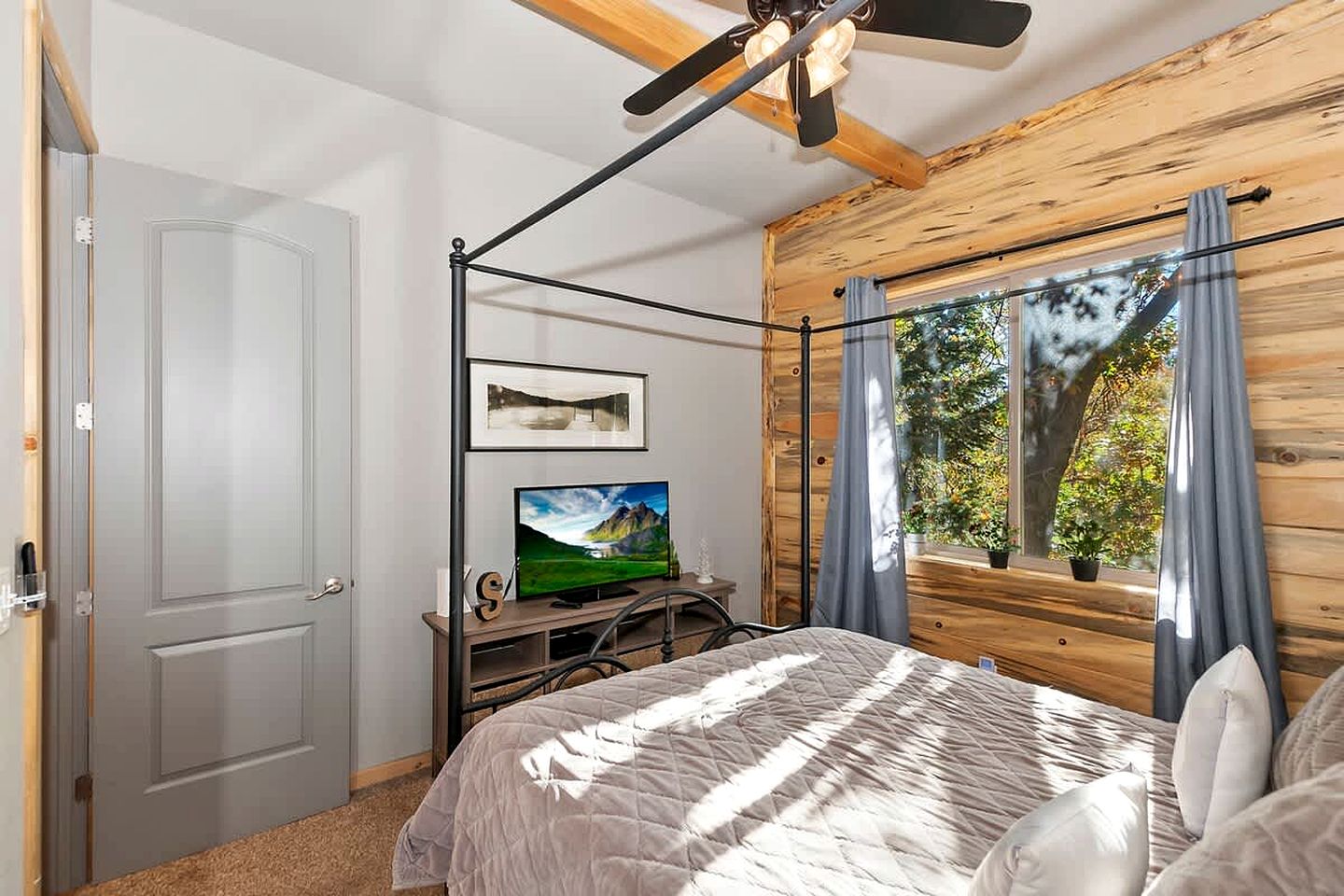 Unforgettable Design Cabin with Fire Pit and Spectacular Game Room in Big Bear Lake, California