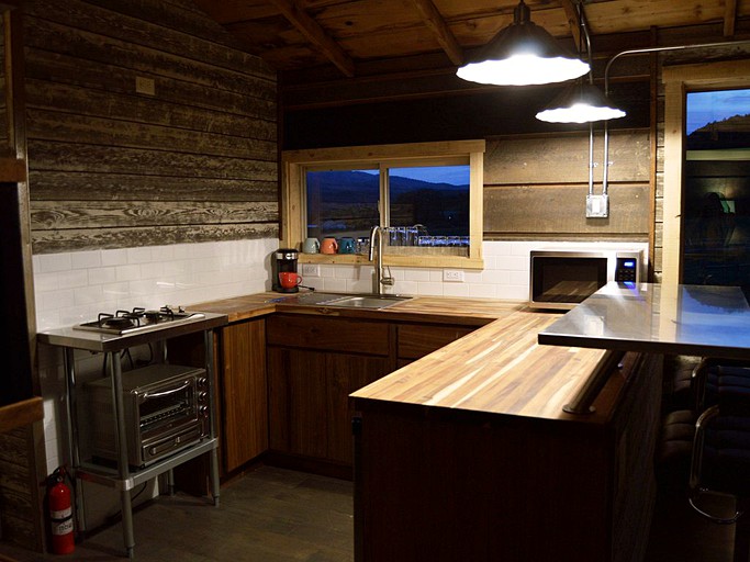 Unique Cozy Cabin, with mountain views and Horse pasture Avalible, Cabins, Etna, United States