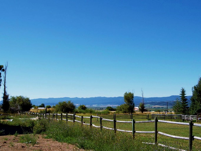 Unique Cozy Cabin, with mountain views and Horse pasture Avalible, Cabins, Etna, United States