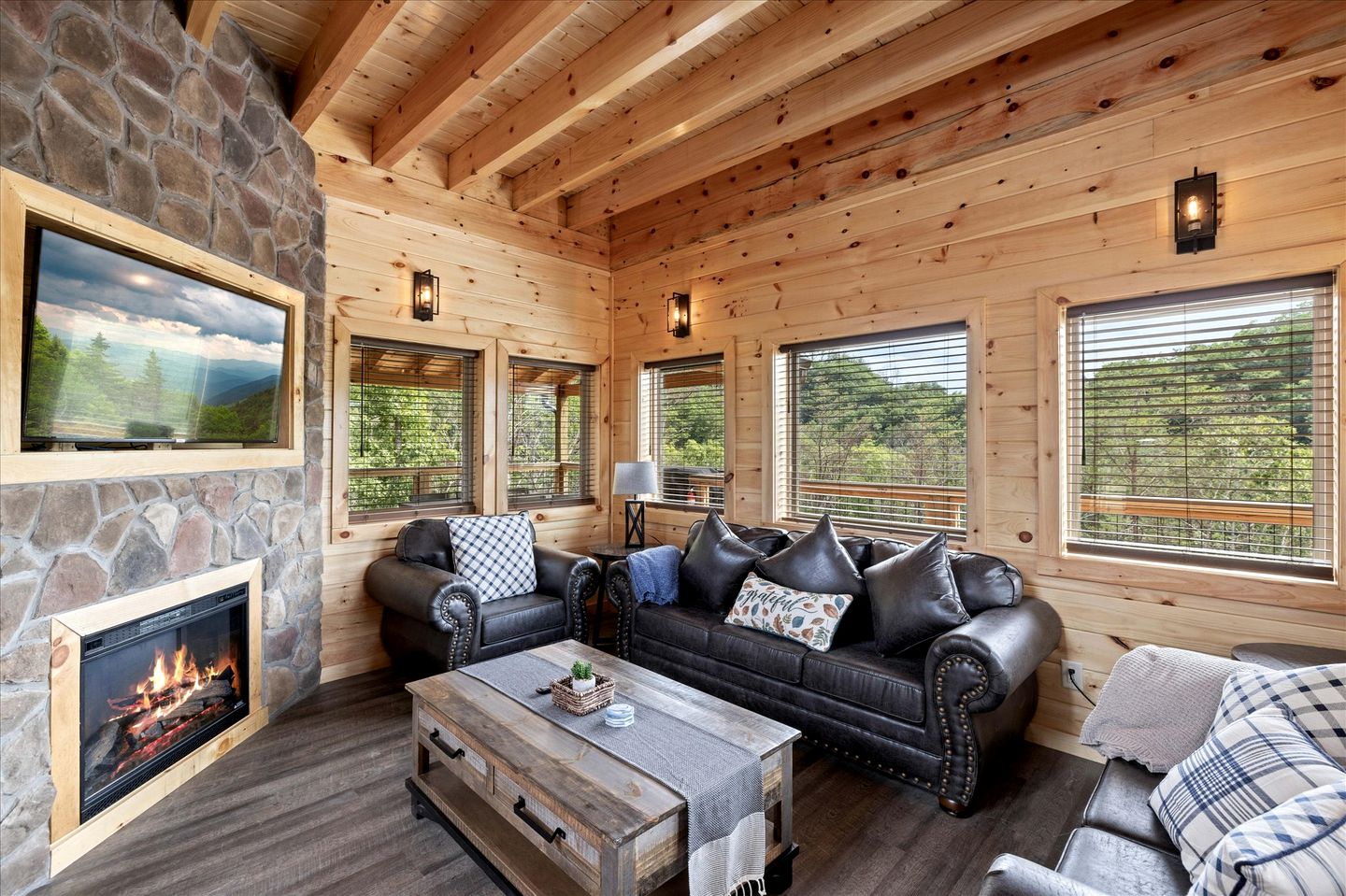 Unique, Custom-Designed Cabin with Hot-Tub Close to the Great Smoky Mountain National Park, Pigeon Forge in Tennesse