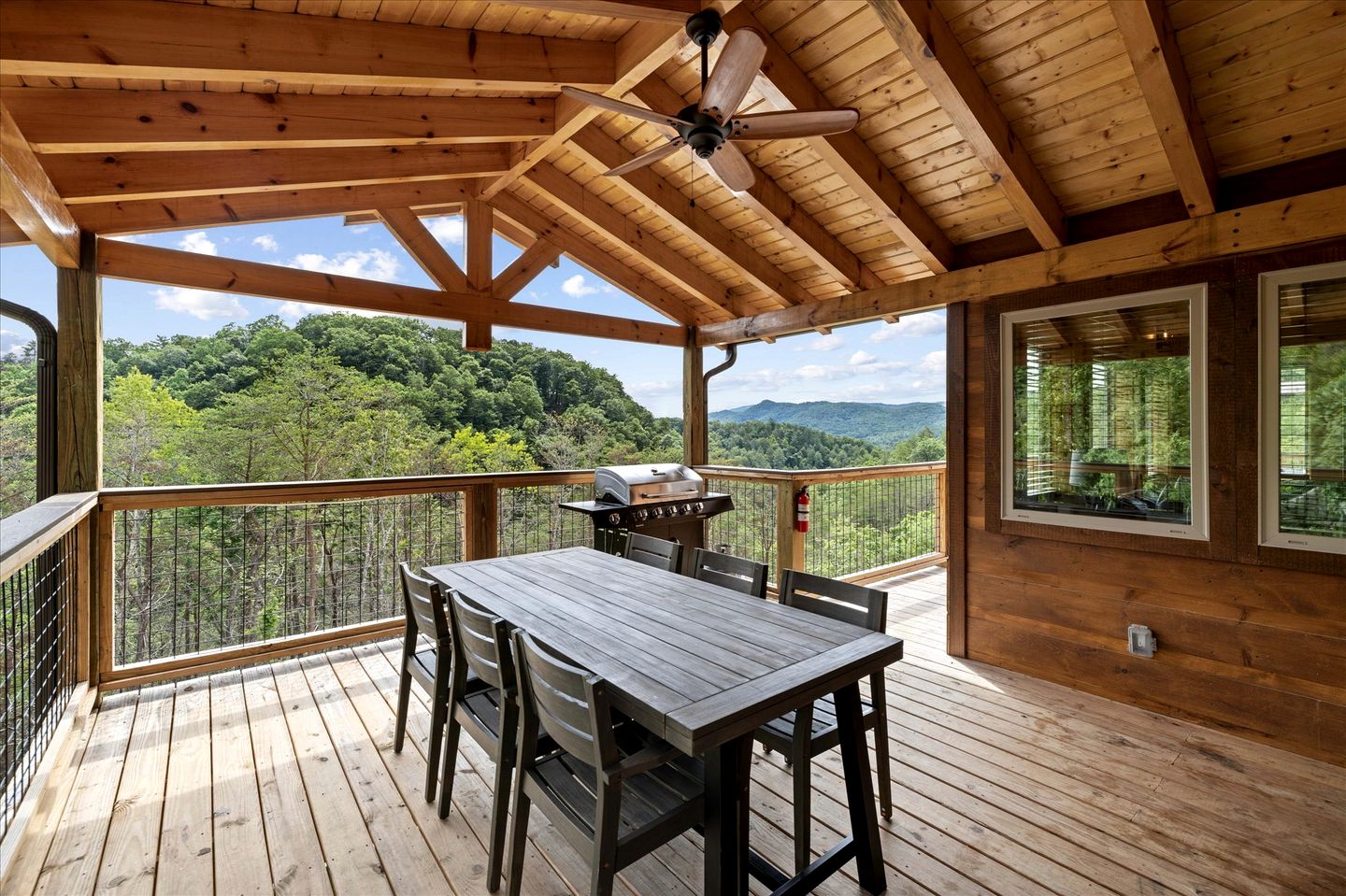Unique, Custom-Designed Cabin with Hot-Tub Close to the Great Smoky Mountain National Park, Pigeon Forge in Tennesse