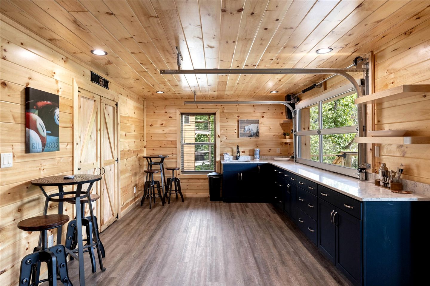 Unique, Custom-Designed Cabin with Hot-Tub Close to the Great Smoky Mountain National Park, Pigeon Forge in Tennesse