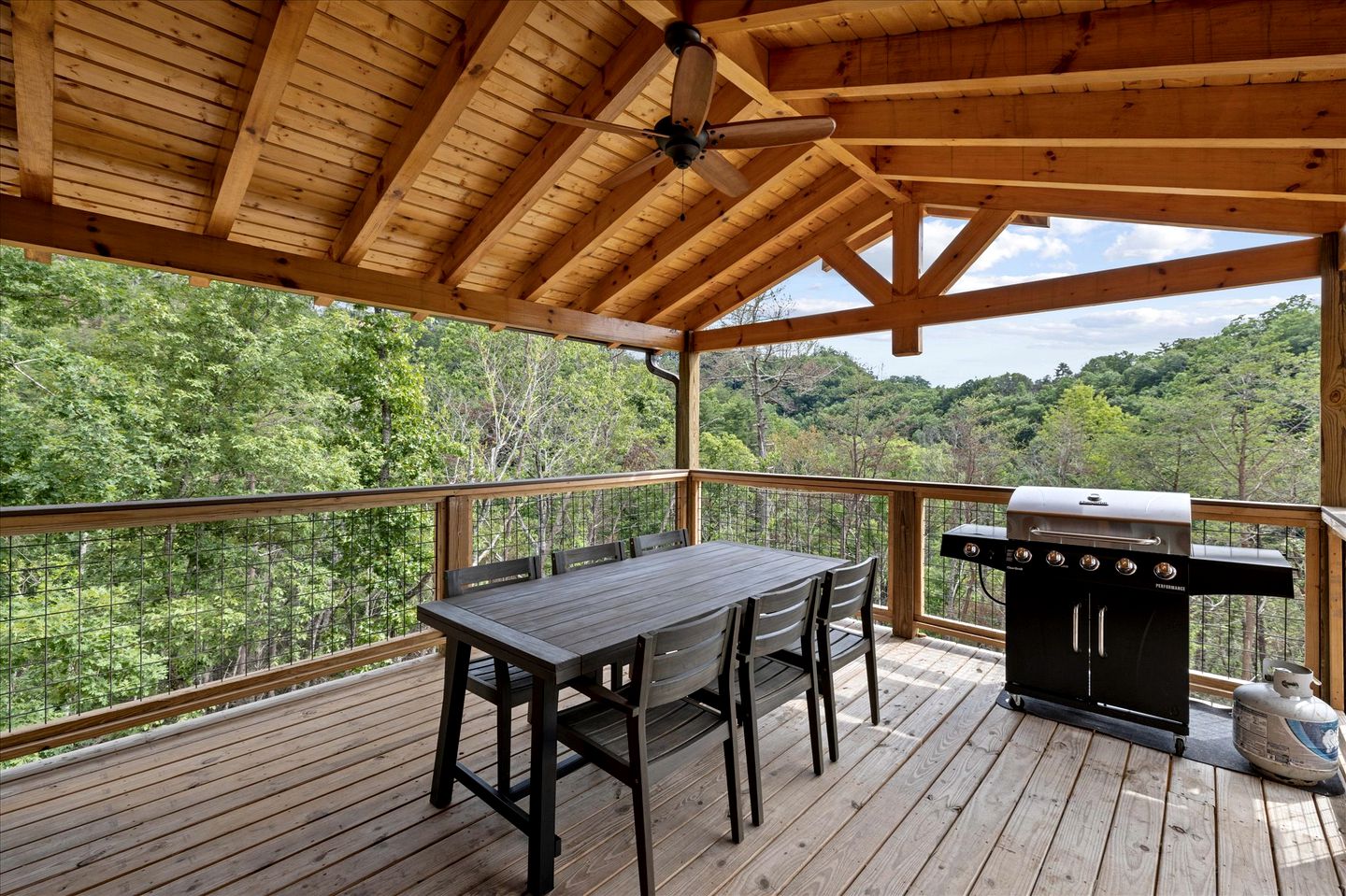 Unique, Custom-Designed Cabin with Hot-Tub Close to the Great Smoky Mountain National Park, Pigeon Forge in Tennesse