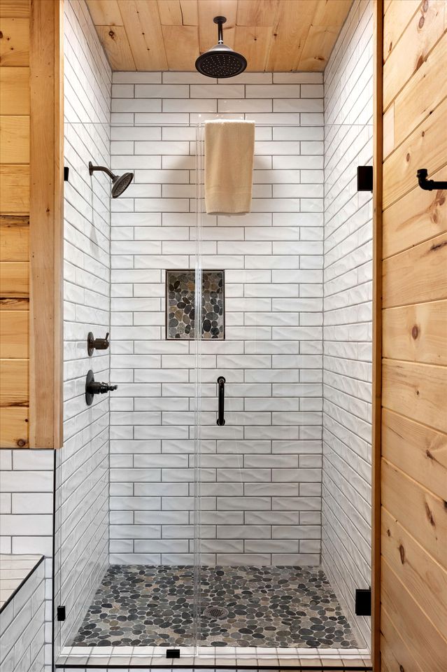 Unique, Custom-Designed Cabin with Hot-Tub Close to the Great Smoky Mountain National Park, Pigeon Forge in Tennesse