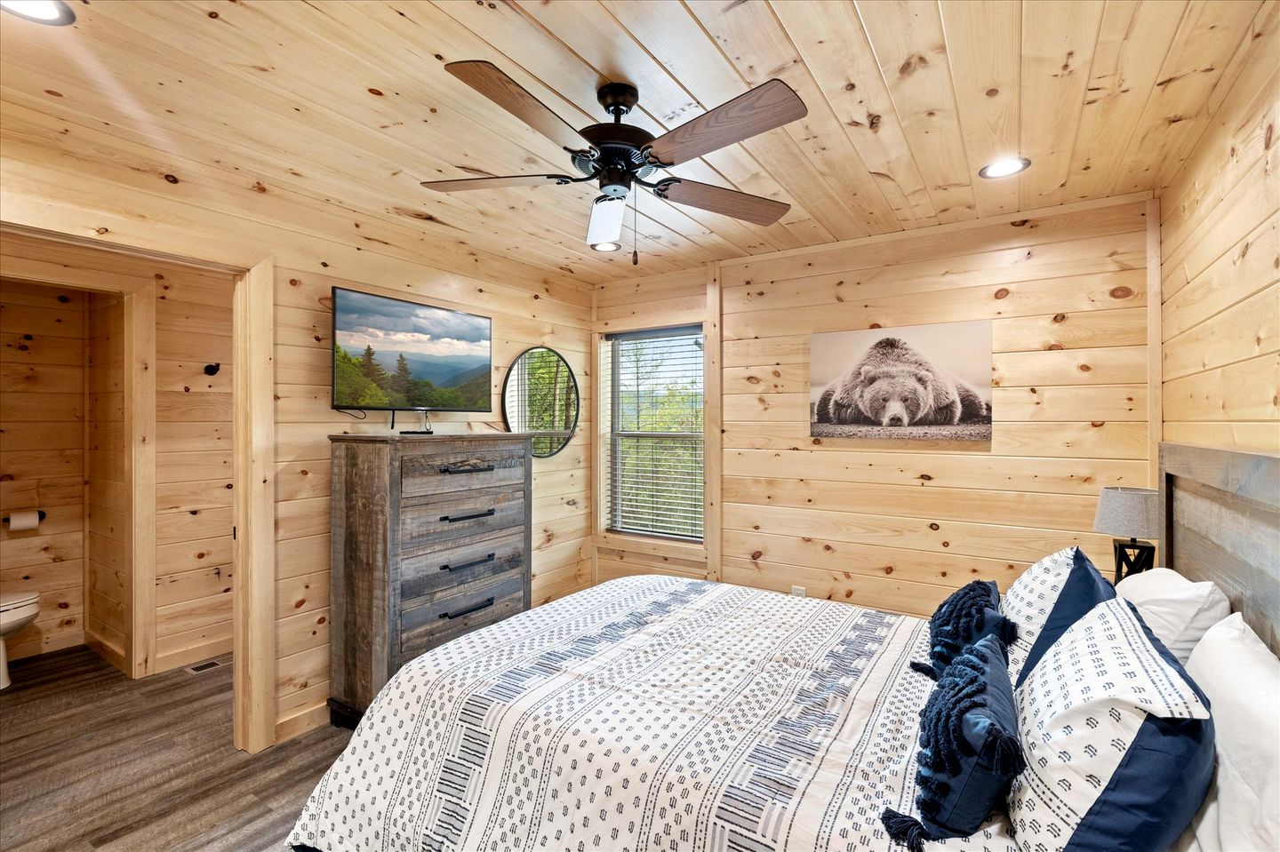 Unique, Custom-Designed Cabin with Hot-Tub Close to the Great Smoky Mountain National Park, Pigeon Forge in Tennesse