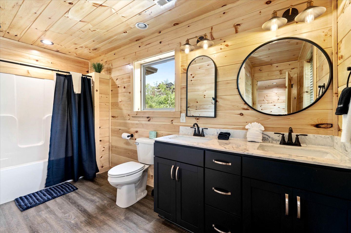 Unique, Custom-Designed Cabin with Hot-Tub Close to the Great Smoky Mountain National Park, Pigeon Forge in Tennesse