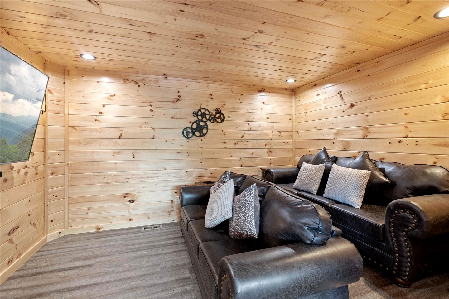 Unique, Custom-Designed Cabin with Hot-Tub Close to the Great Smoky Mountain National Park, Pigeon Forge in Tennesse