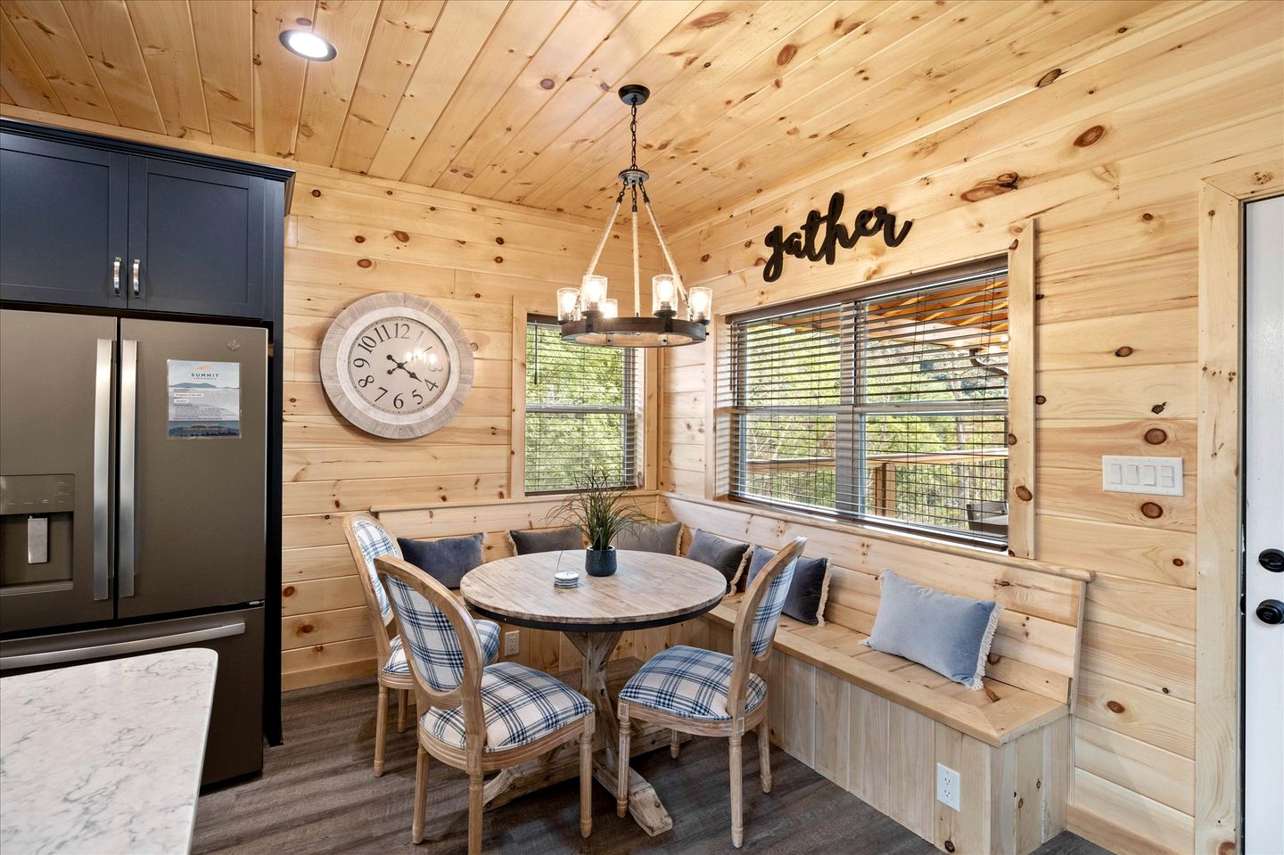 Unique, Custom-Designed Cabin with Hot-Tub Close to the Great Smoky Mountain National Park, Pigeon Forge in Tennesse