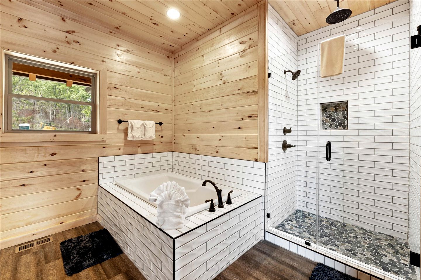 Unique, Custom-Designed Cabin with Hot-Tub Close to the Great Smoky Mountain National Park, Pigeon Forge in Tennesse