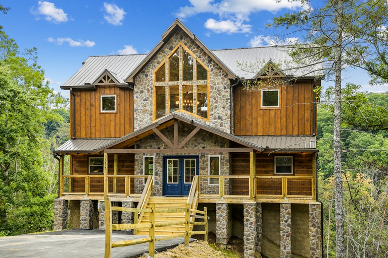 Unique, Custom-Designed Cabin with Hot-Tub Close to the Great Smoky Mountain National Park, Pigeon Forge in Tennesse