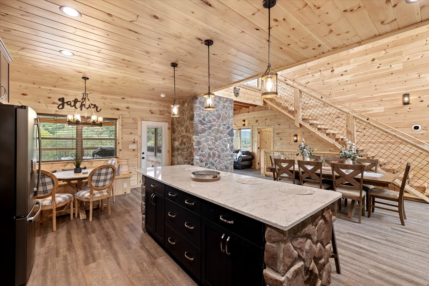 Unique, Custom-Designed Cabin with Hot-Tub Close to the Great Smoky Mountain National Park, Pigeon Forge in Tennesse