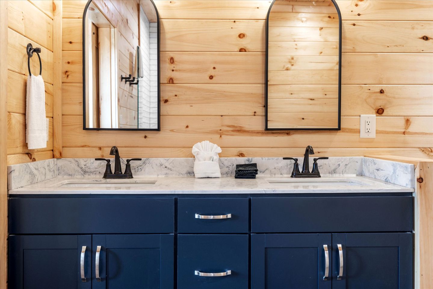 Unique, Custom-Designed Cabin with Hot-Tub Close to the Great Smoky Mountain National Park, Pigeon Forge in Tennesse