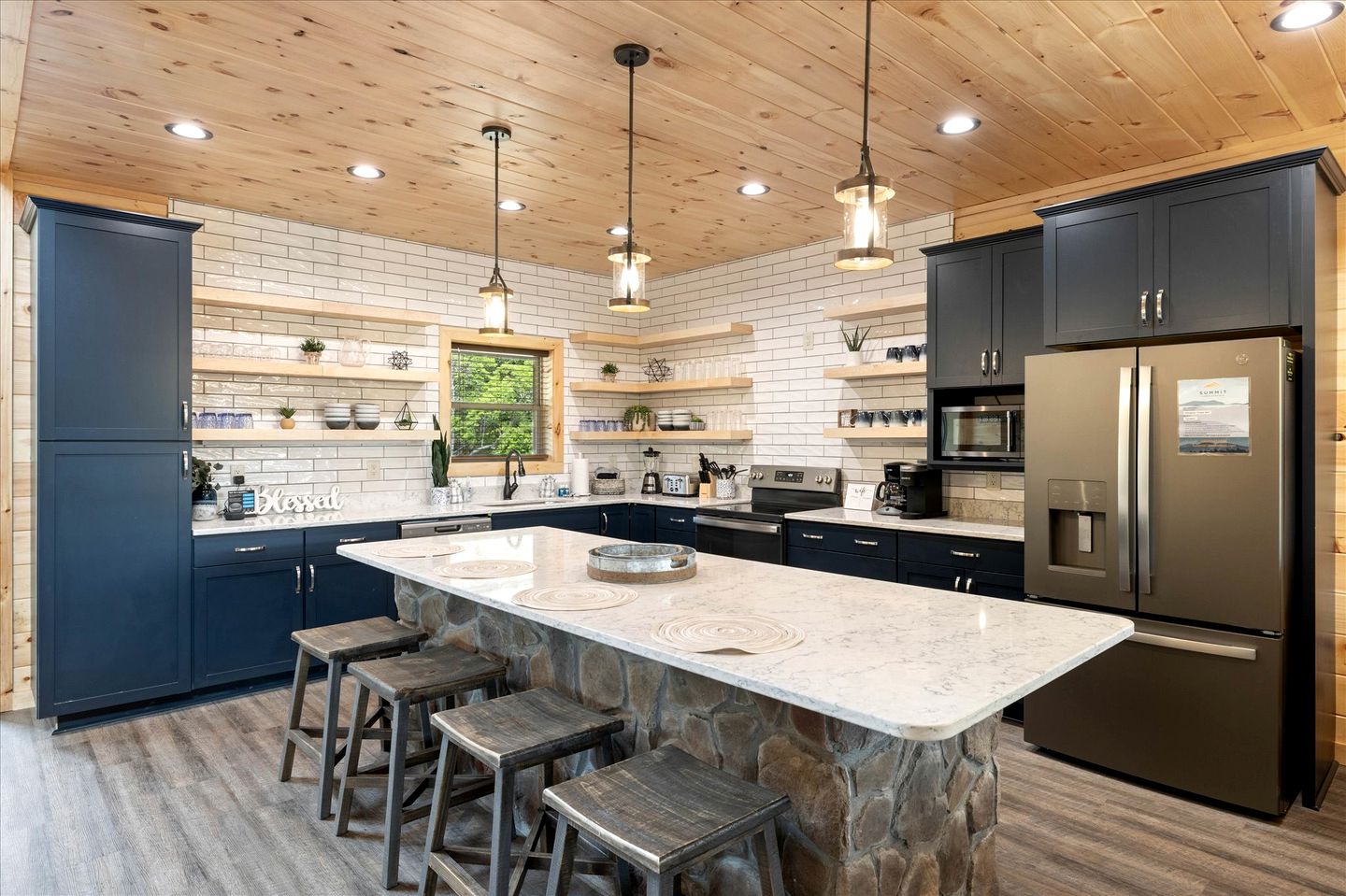Unique, Custom-Designed Cabin with Hot-Tub Close to the Great Smoky Mountain National Park, Pigeon Forge in Tennesse