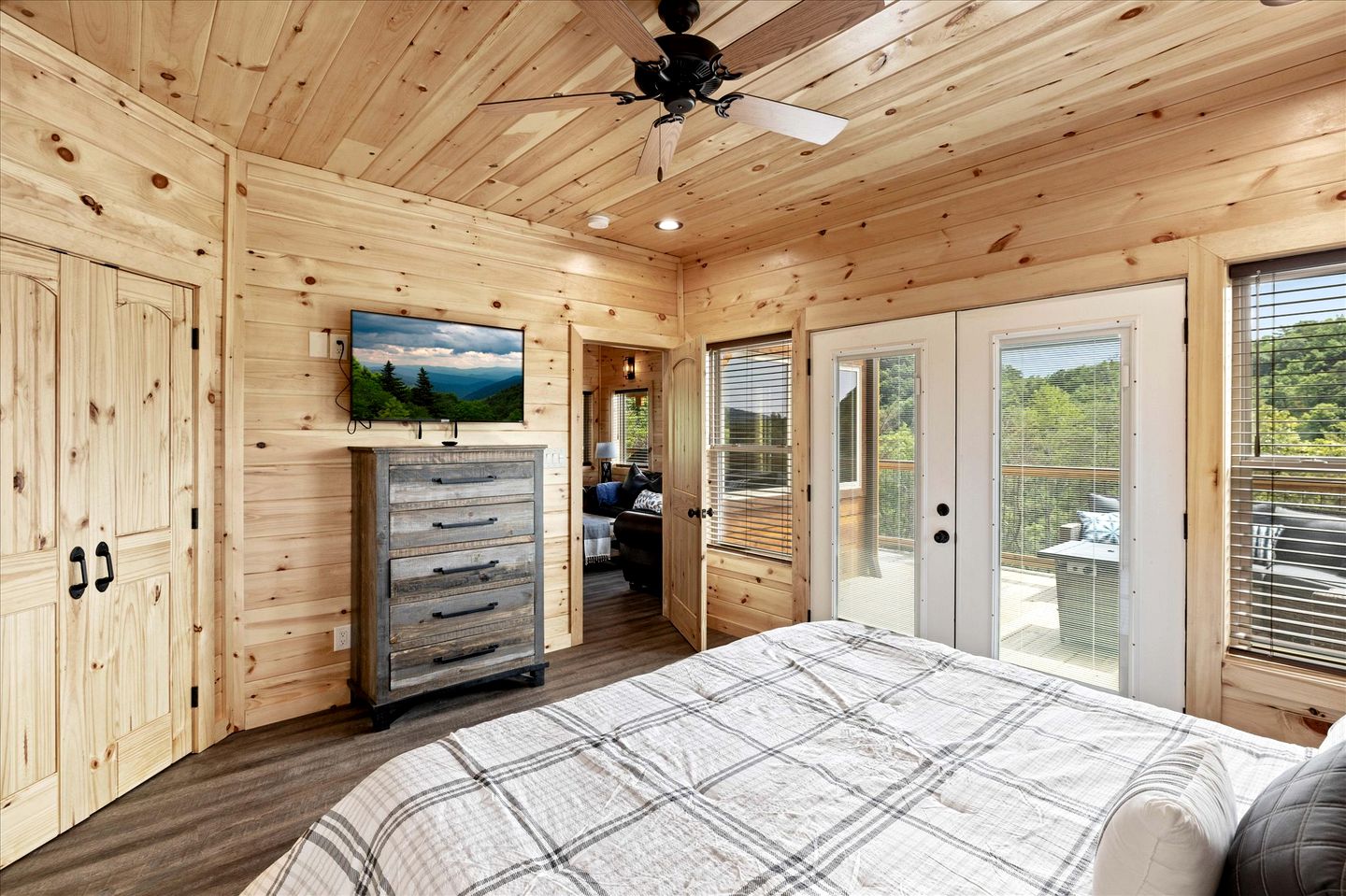 Unique, Custom-Designed Cabin with Hot-Tub Close to the Great Smoky Mountain National Park, Pigeon Forge in Tennesse