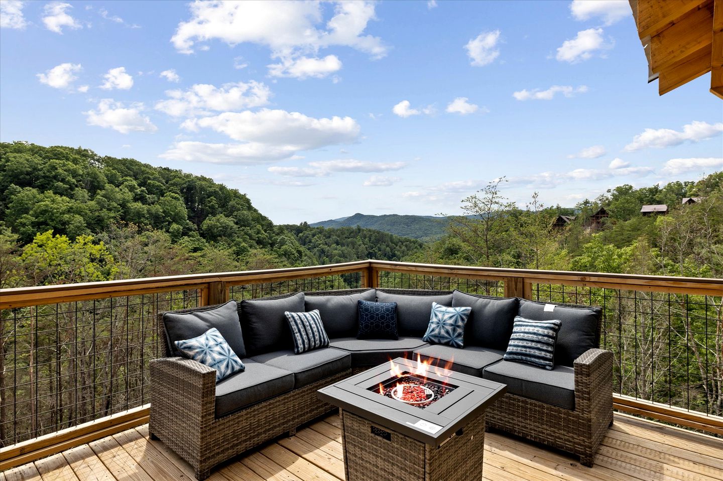 Unique, Custom-Designed Cabin with Hot-Tub Close to the Great Smoky Mountain National Park, Pigeon Forge in Tennesse