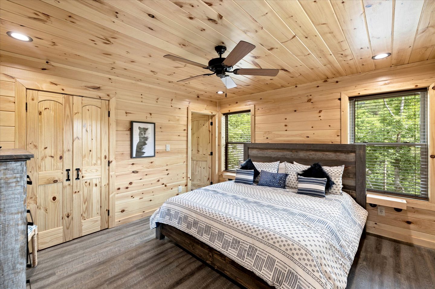 Unique, Custom-Designed Cabin with Hot-Tub Close to the Great Smoky Mountain National Park, Pigeon Forge in Tennesse