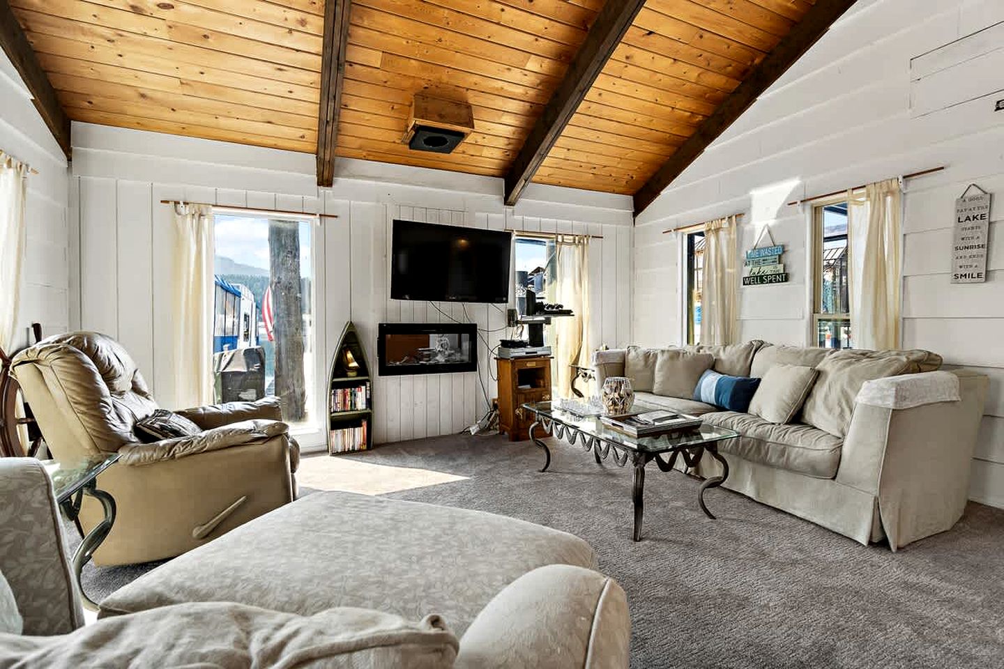 Unique Floating Home on Lake Pend O'reille near Coeur d’Alene, Perfect for a Weekend on the Water