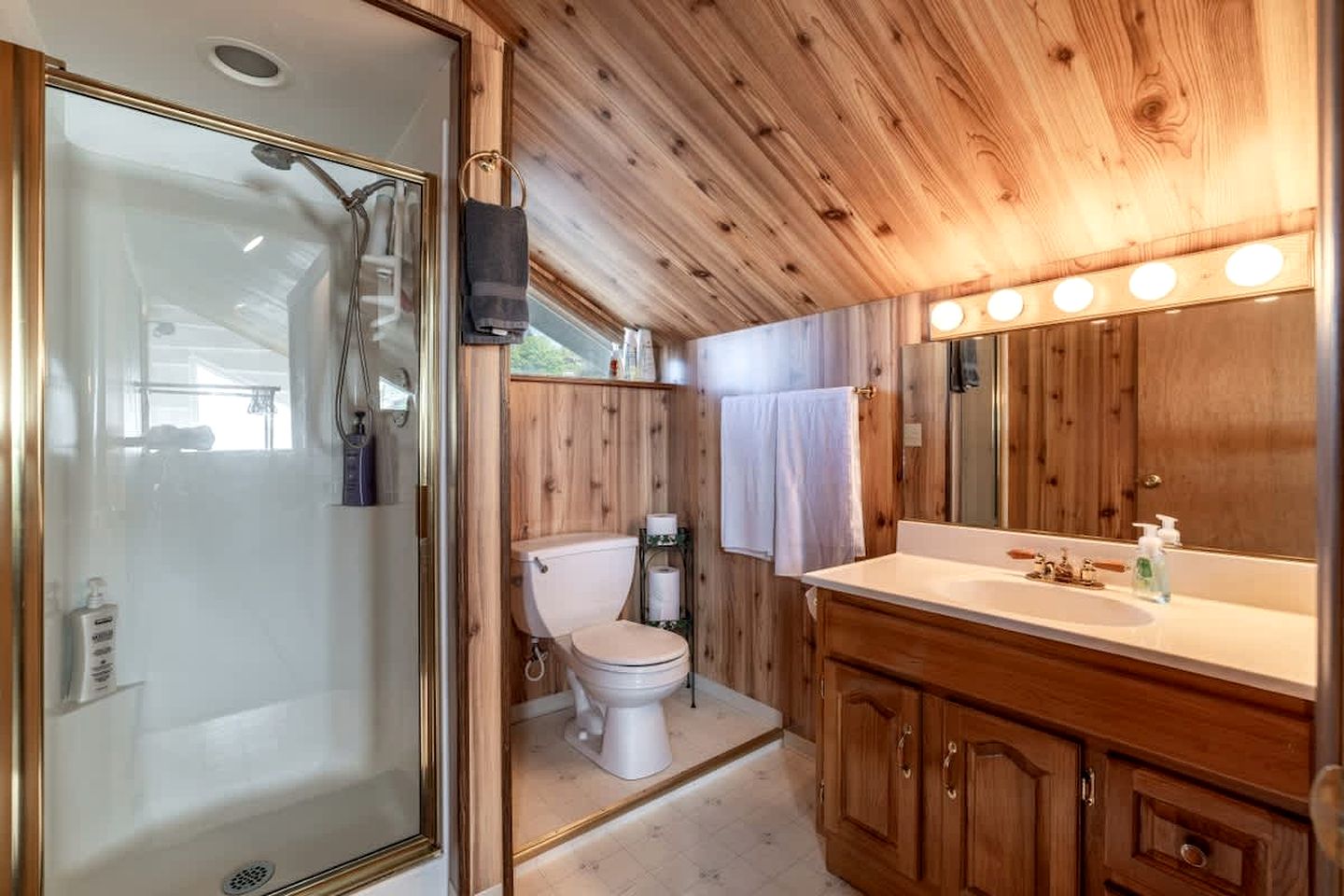 Unique Floating Home on Lake Pend O'reille near Coeur d’Alene, Perfect for a Weekend on the Water