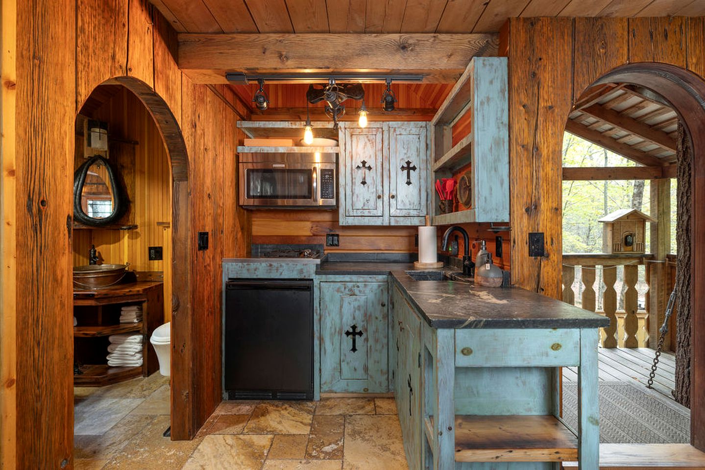 Tree House Rental Ideal for a Unique Getaway near Lake Sunapee in New Hampshire