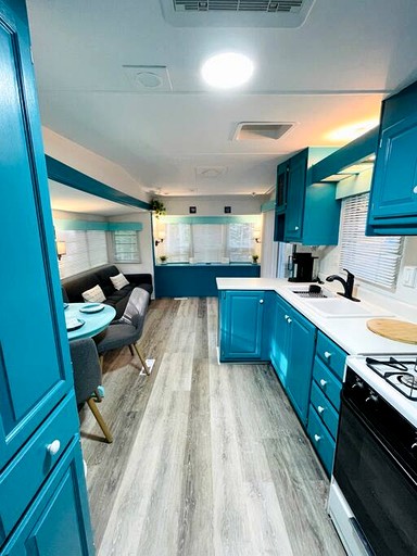 Caravans (Canada, Miller Lake, Ontario)